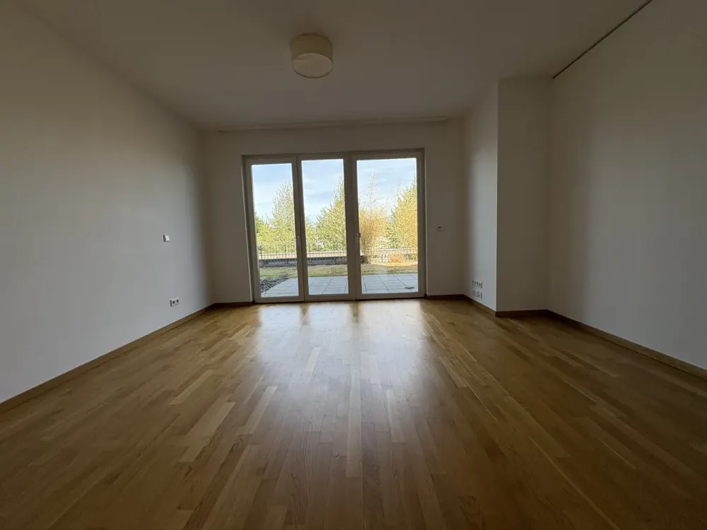 Familien aufgepasst • Tolle 4 Zimmer - Wohnung mit Terrasse (Grünfläche) und Parkett
