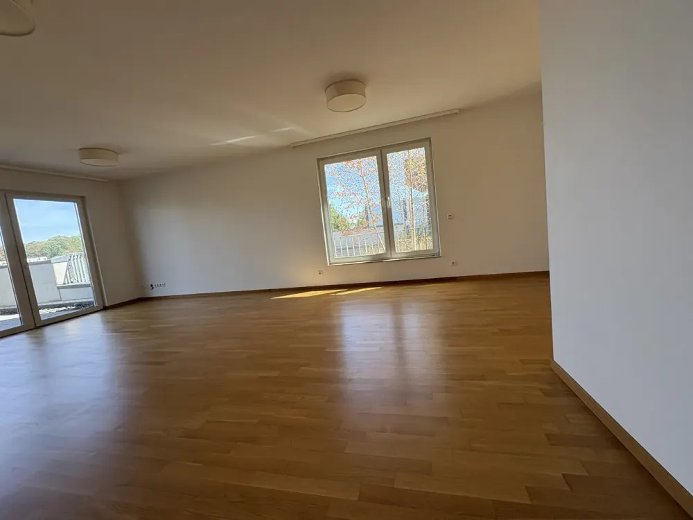 Familien aufgepasst • Tolle 4 Zimmer - Wohnung mit Terrasse (Grünfläche) und Parkett