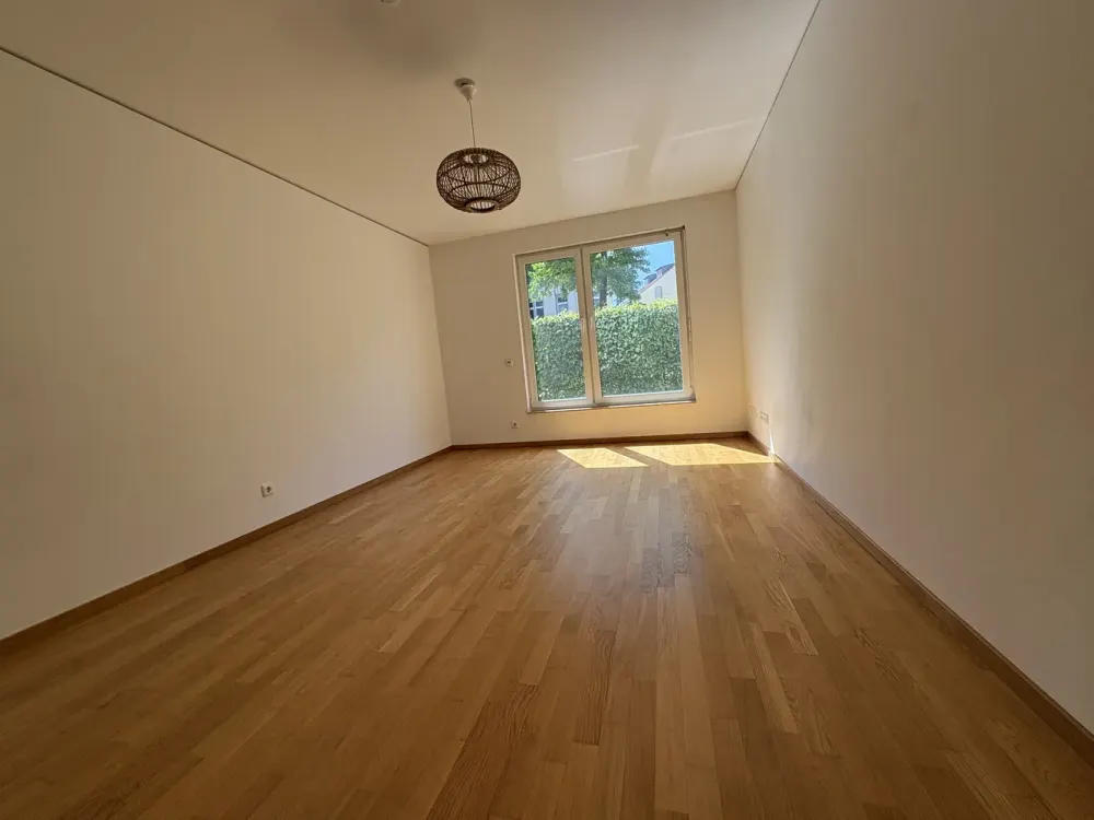 Familien aufgepasst • Tolle 4 Zimmer - Wohnung mit Terrasse (Grünfläche) und Parkett