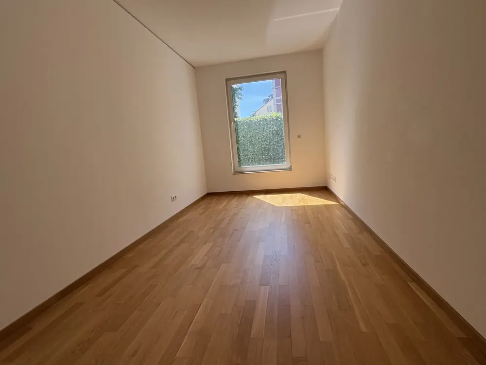 Familien aufgepasst • Tolle 4 Zimmer - Wohnung mit Terrasse (Grünfläche) und Parkett