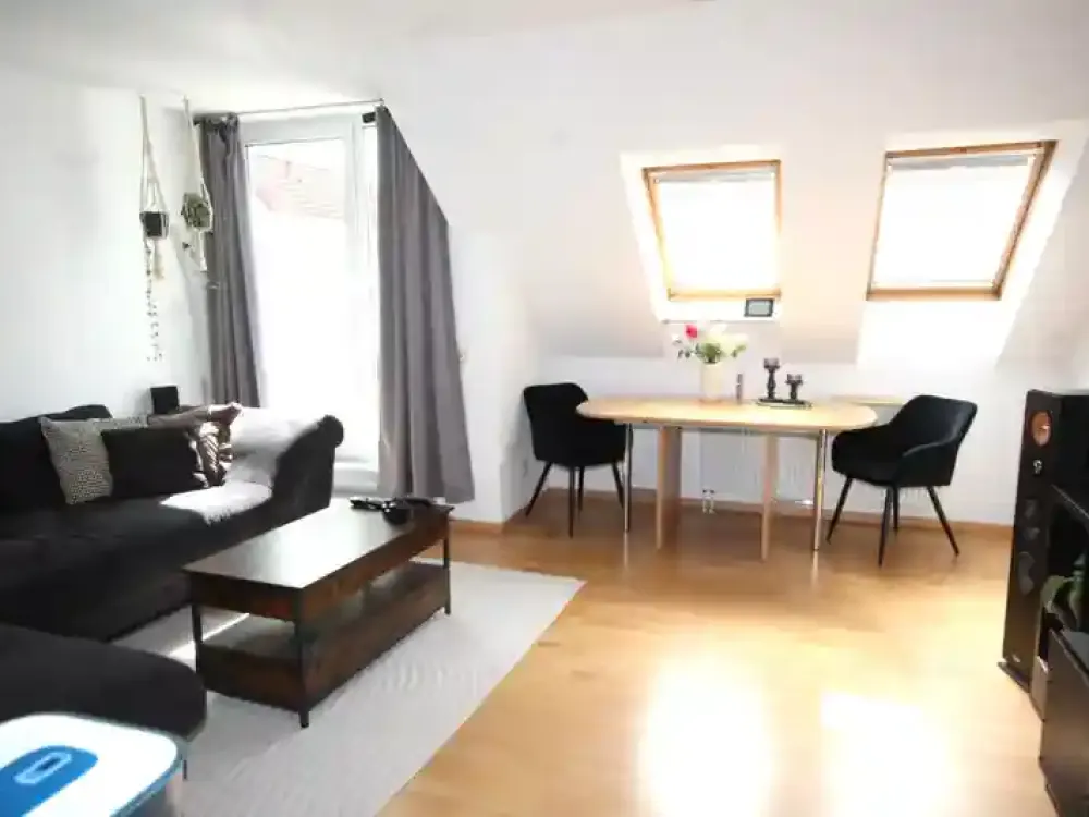 Bilk: 2-Zimmer-Dachgesschosswohnung mit kleiner Terrasse in ruhiger Lage
