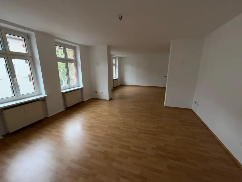 Frisch renovierte, großzügige 3-Zimmer-Wohnung mit Balkon und Badewanne, ab sofort bezugsfrei