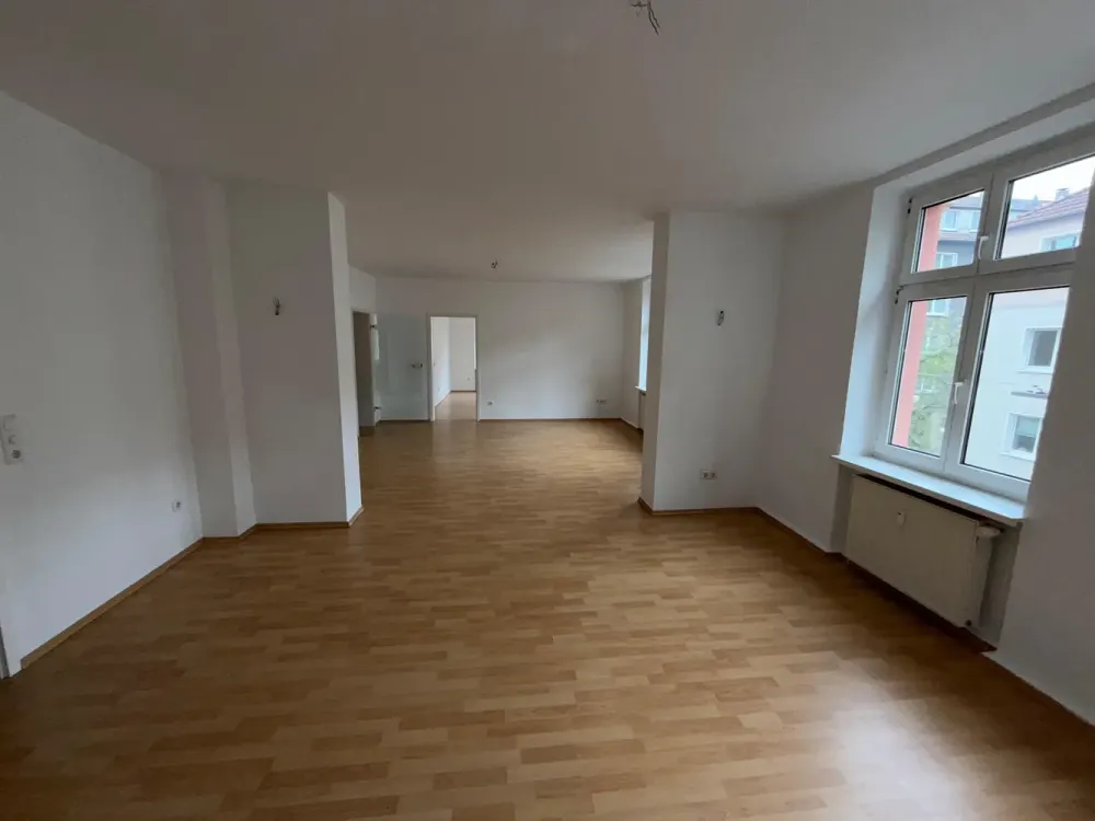 Frisch renovierte, großzügige 3-Zimmer-Wohnung mit Balkon und Badewanne, ab sofort bezugsfrei
