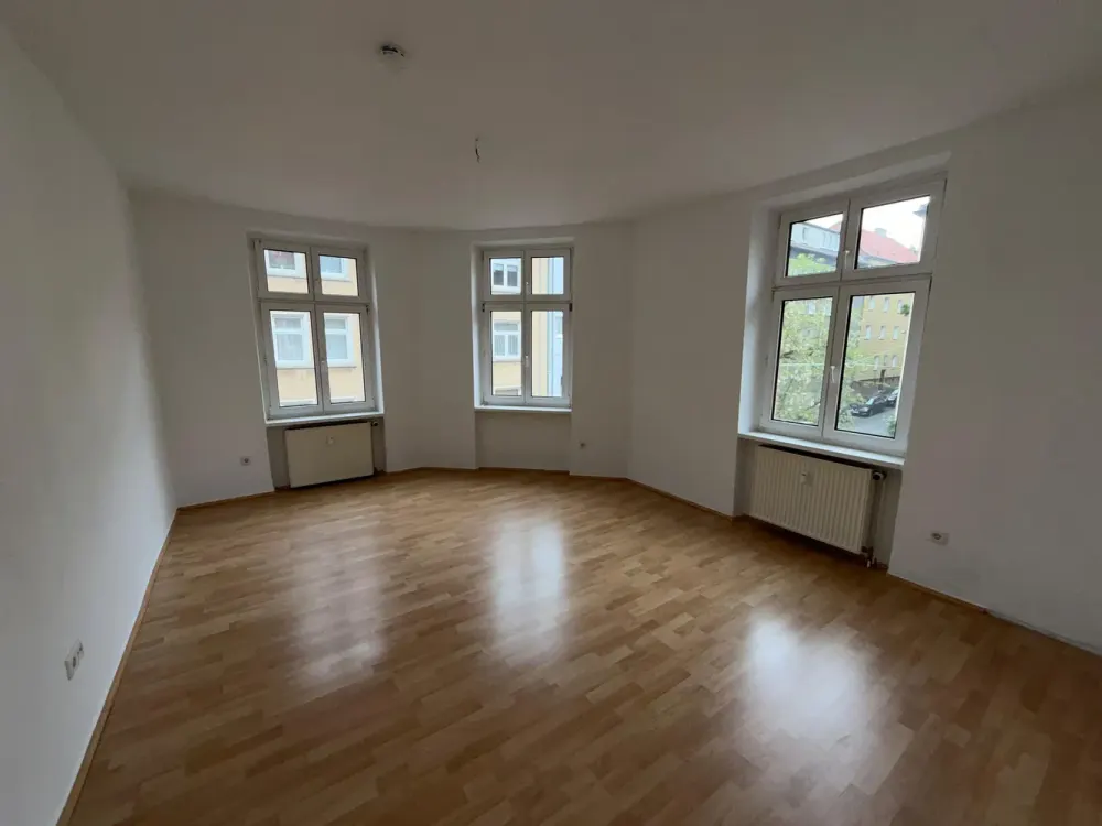 Frisch renovierte, großzügige 3-Zimmer-Wohnung mit Balkon und Badewanne, ab sofort bezugsfrei