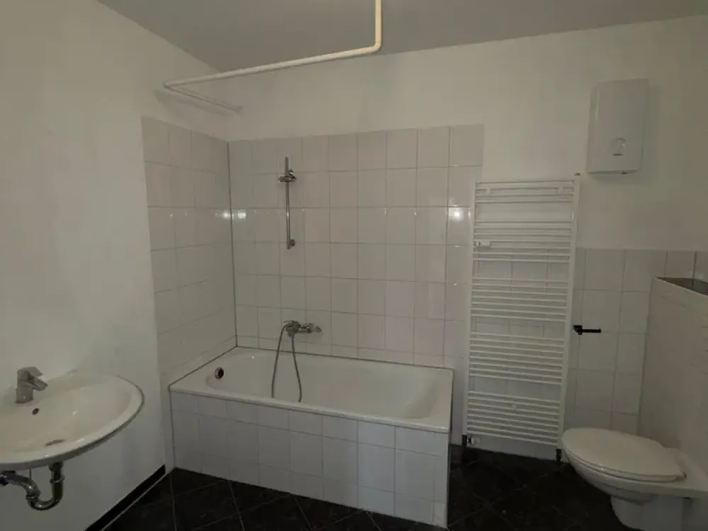 Frisch renovierte, großzügige 3-Zimmer-Wohnung mit Balkon und Badewanne, ab sofort bezugsfrei