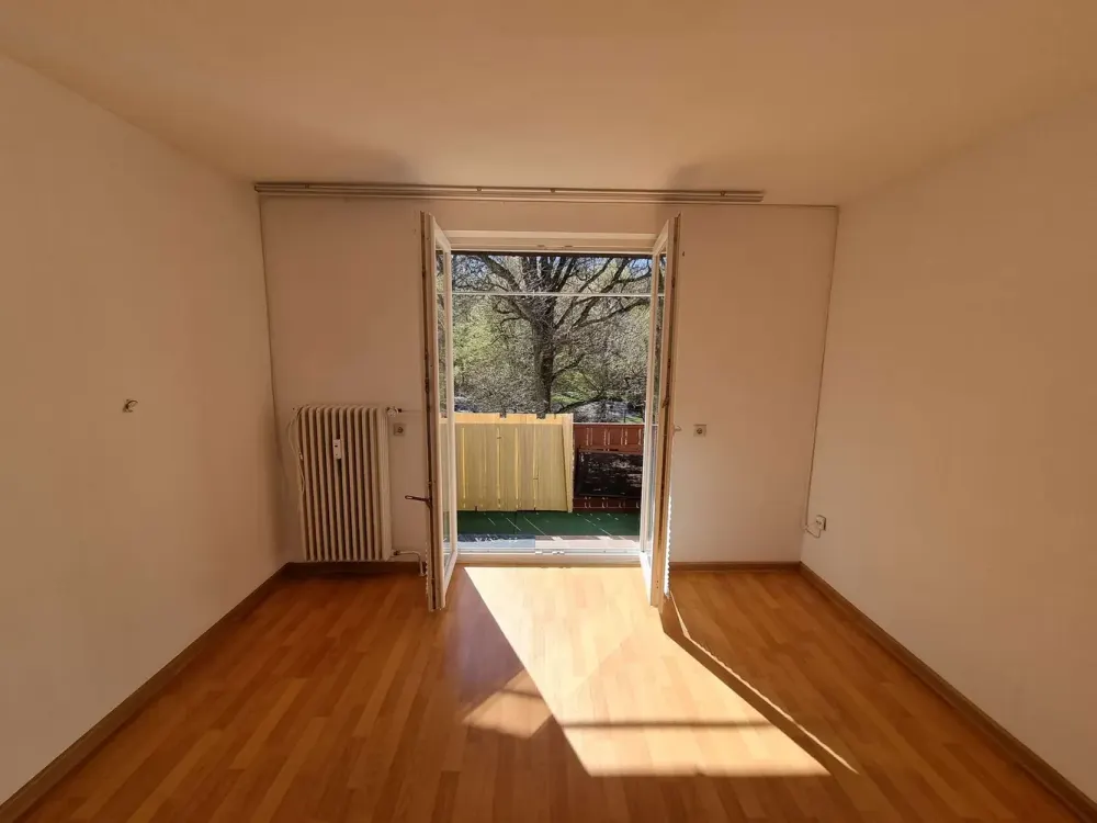 Charming 3-Room Apartment with Fitted Kitchen, Balcony and Plenty of Light