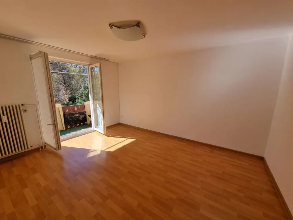 Charming 3-Room Apartment with Fitted Kitchen, Balcony and Plenty of Light