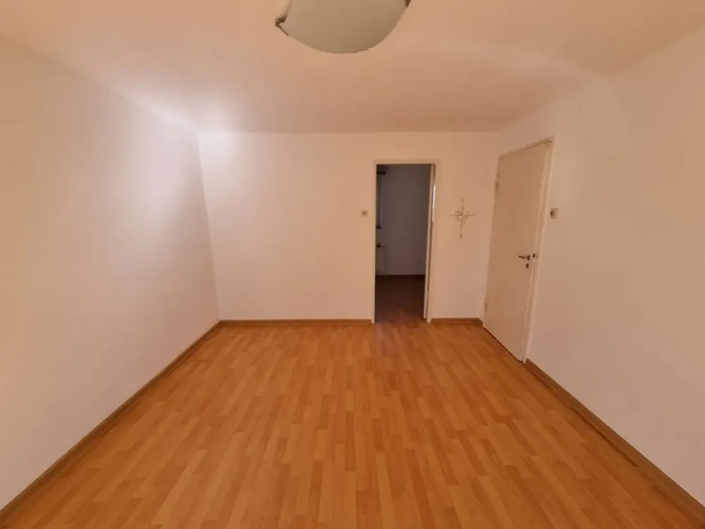 Charming 3-Room Apartment with Fitted Kitchen, Balcony and Plenty of Light