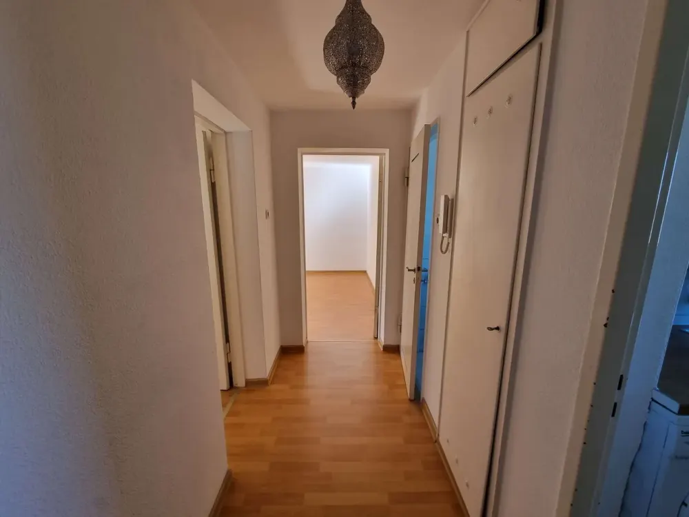 Charming 3-Room Apartment with Fitted Kitchen, Balcony and Plenty of Light