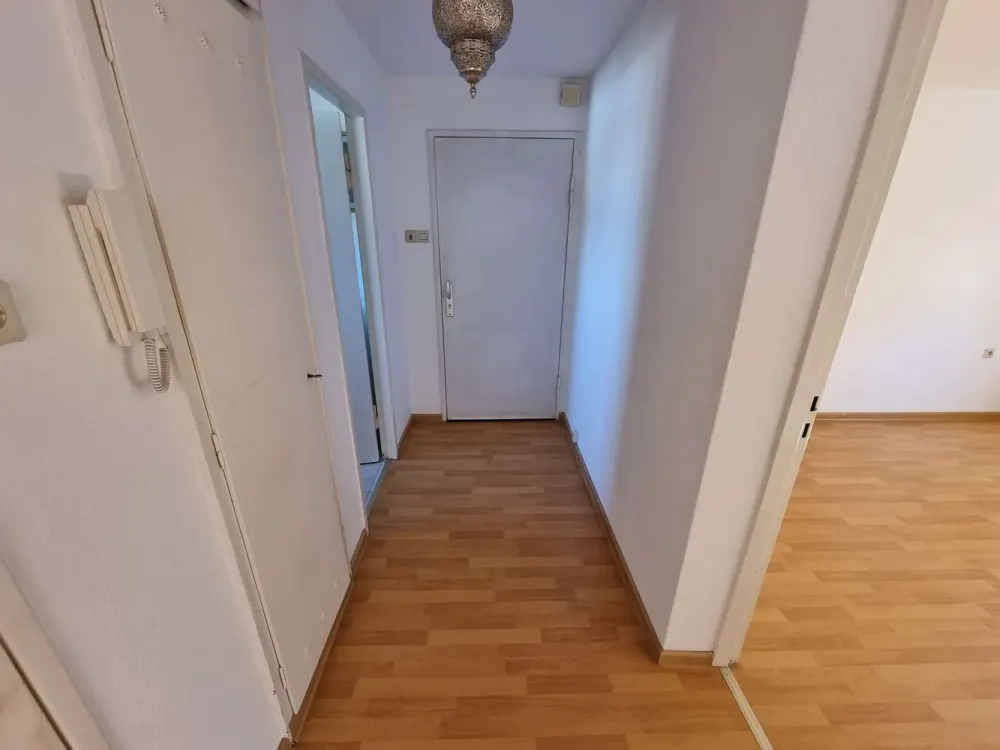Charming 3-Room Apartment with Fitted Kitchen, Balcony and Plenty of Light