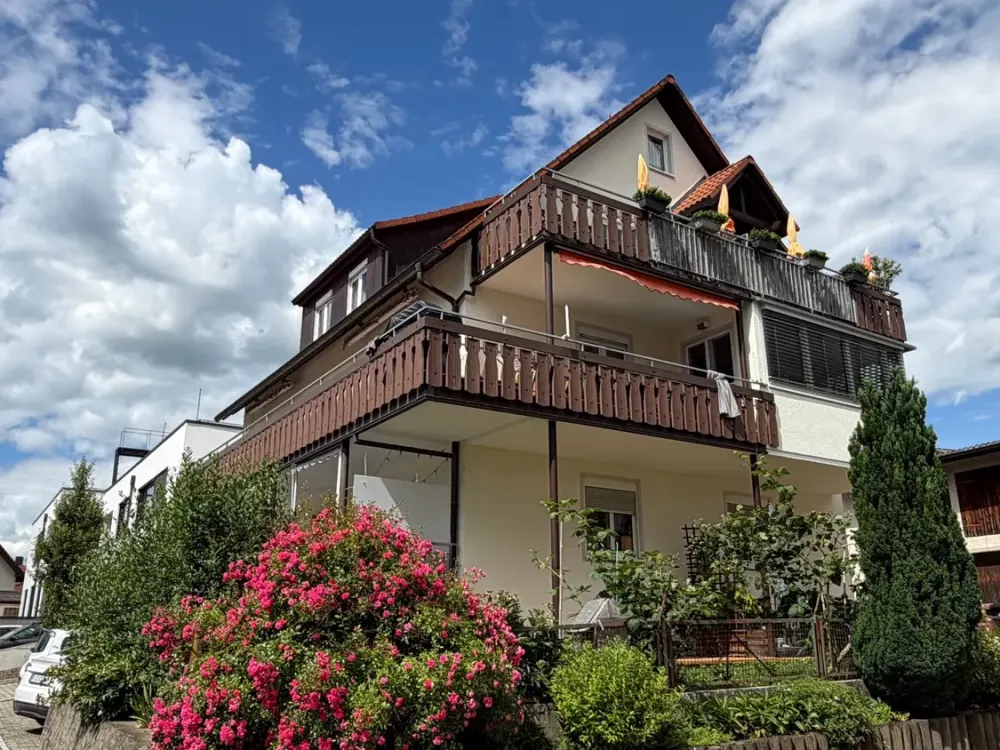 SEHR GEPFLEGT! 3-Zi.-Dachgeschoßwohnung mit moderner Einbauküche und großem Aussichtsbalkon in FN...