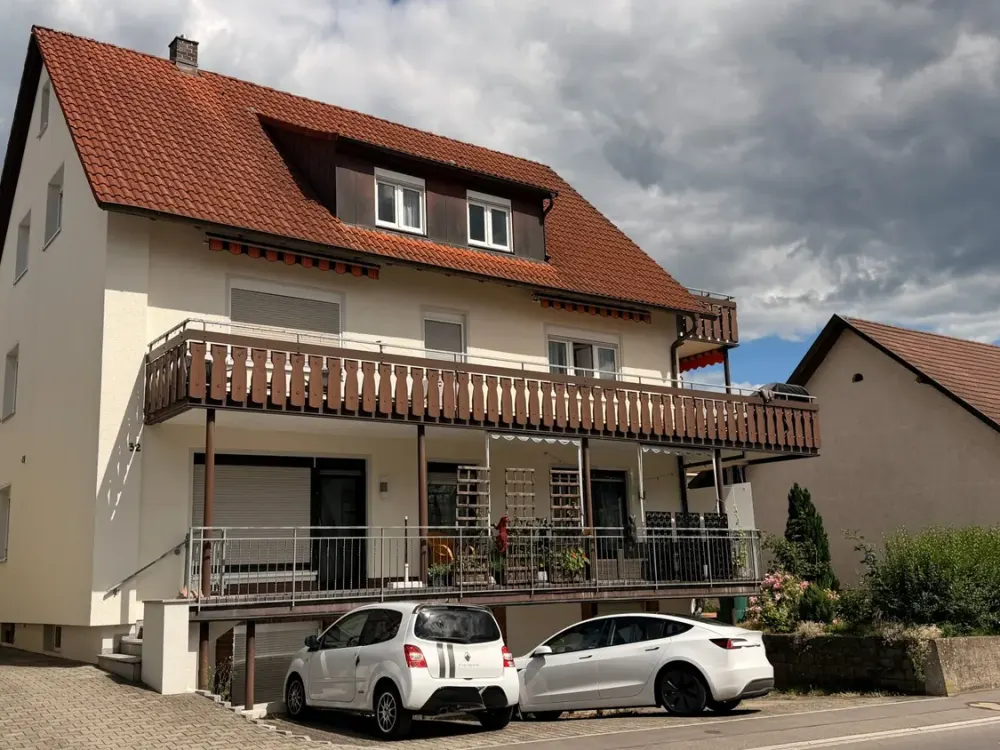 SEHR GEPFLEGT! 3-Zi.-Dachgeschoßwohnung mit moderner Einbauküche und großem Aussichtsbalkon in FN...