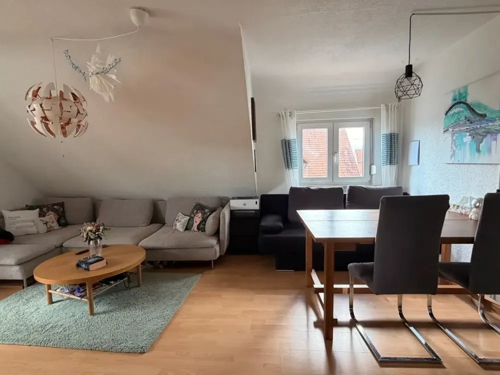 SEHR GEPFLEGT! 3-Zi.-Dachgeschoßwohnung mit moderner Einbauküche und großem Aussichtsbalkon in FN...