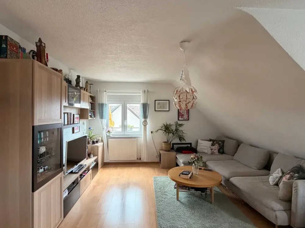 SEHR GEPFLEGT! 3-Zi.-Dachgeschoßwohnung mit moderner Einbauküche und großem Aussichtsbalkon in FN...