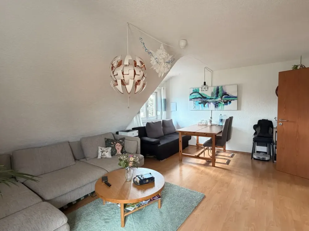 SEHR GEPFLEGT! 3-Zi.-Dachgeschoßwohnung mit moderner Einbauküche und großem Aussichtsbalkon in FN...