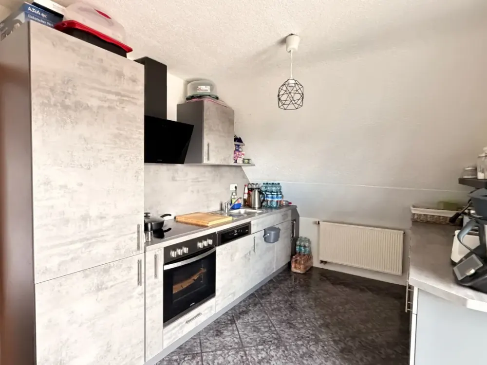 SEHR GEPFLEGT! 3-Zi.-Dachgeschoßwohnung mit moderner Einbauküche und großem Aussichtsbalkon in FN...