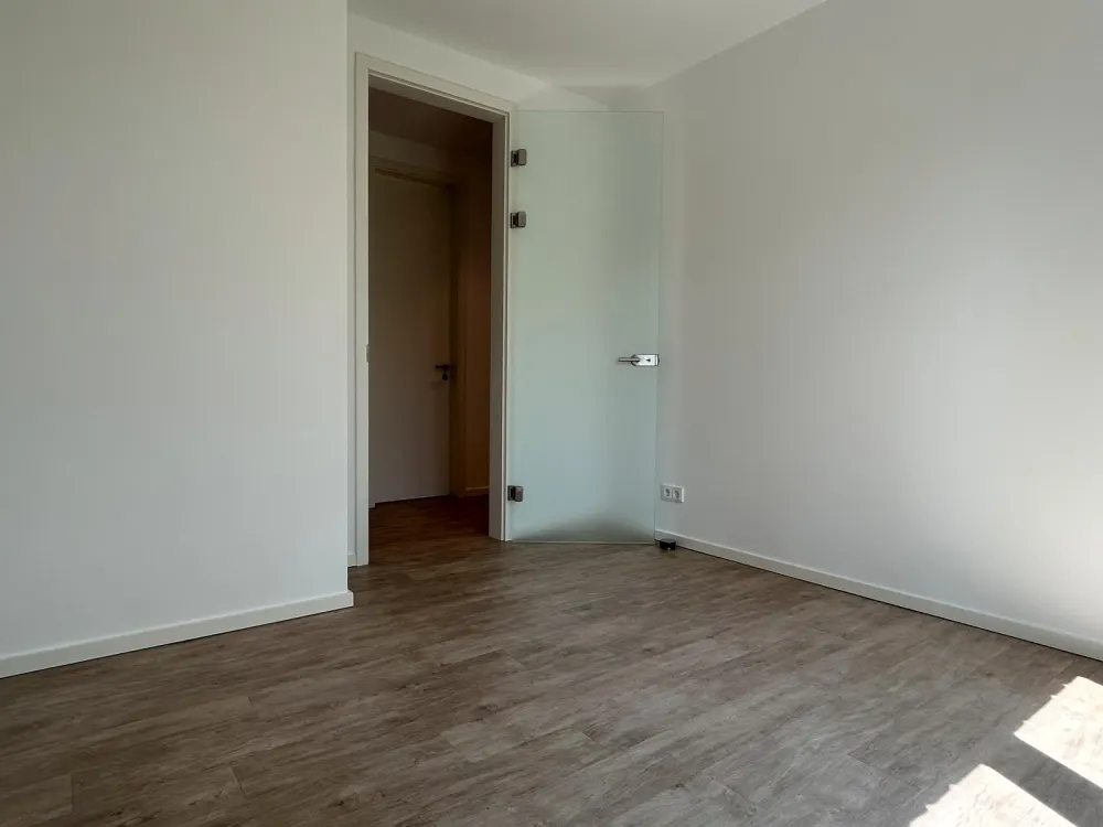Über zwei Ebenen zuhause: Exklusive Penthouse-Maisonette mit Dachterrassen-Flair in Großhadern