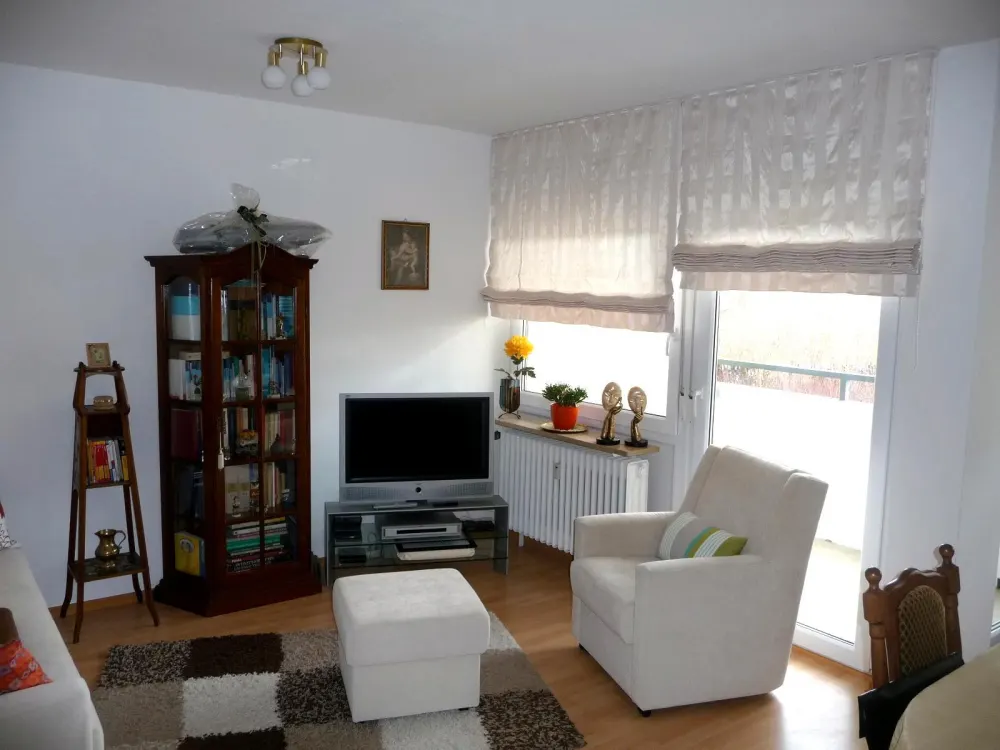 From October: 2.5-room apartment with balcony, parking space & cellar compartment