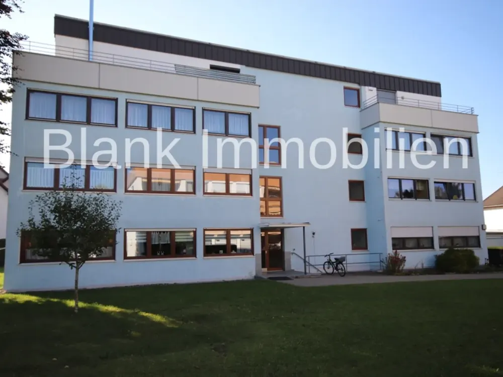 Helle 4-Zimmer-Wohnung mit Balkon, EBK, Garage, ab sofort frei - in Ottobeuren