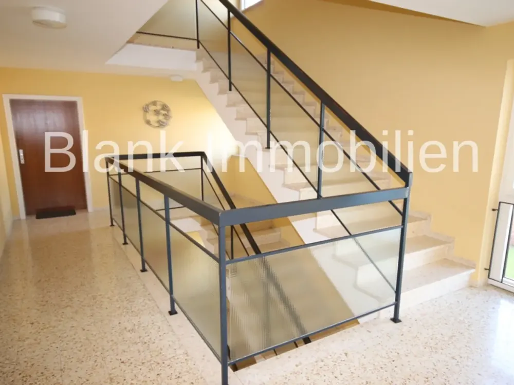 Helle 4-Zimmer-Wohnung mit Balkon, EBK, Garage, ab sofort frei - in Ottobeuren