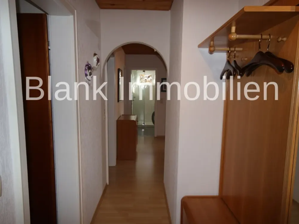 Helle 4-Zimmer-Wohnung mit Balkon, EBK, Garage, ab sofort frei - in Ottobeuren