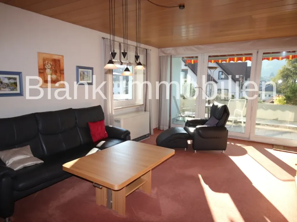 Helle 4-Zimmer-Wohnung mit Balkon, EBK, Garage, ab sofort frei - in Ottobeuren