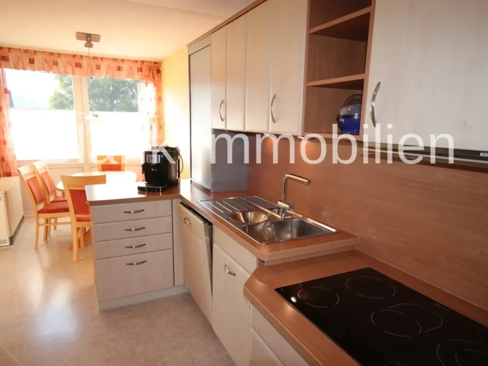 Helle 4-Zimmer-Wohnung mit Balkon, EBK, Garage, ab sofort frei - in Ottobeuren