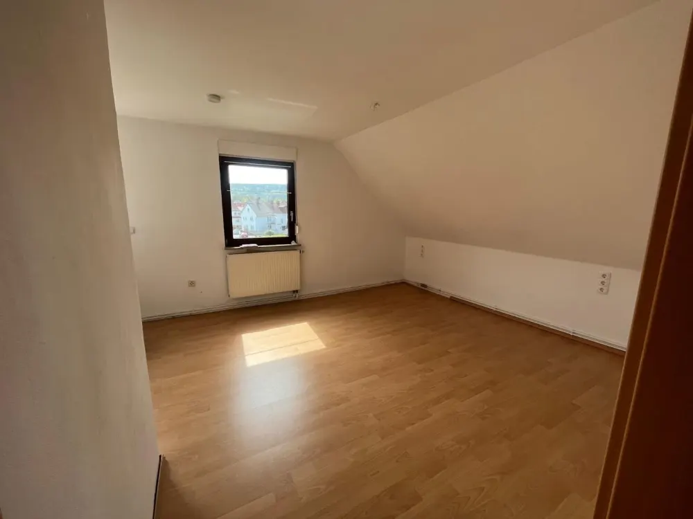 Helle 3-ZKB-Dachgeschosswohnung mit großer Wohnküche in Kaufungen
