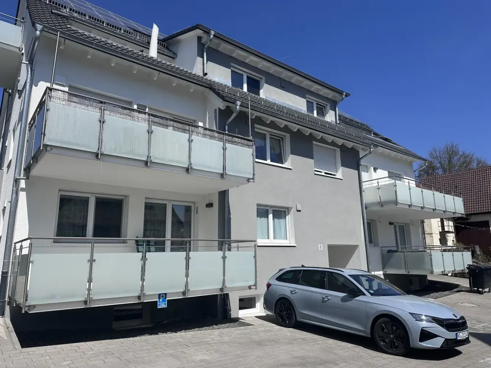 Neuwertige, helle Maisonette mit Garage, Loggia + Balkon