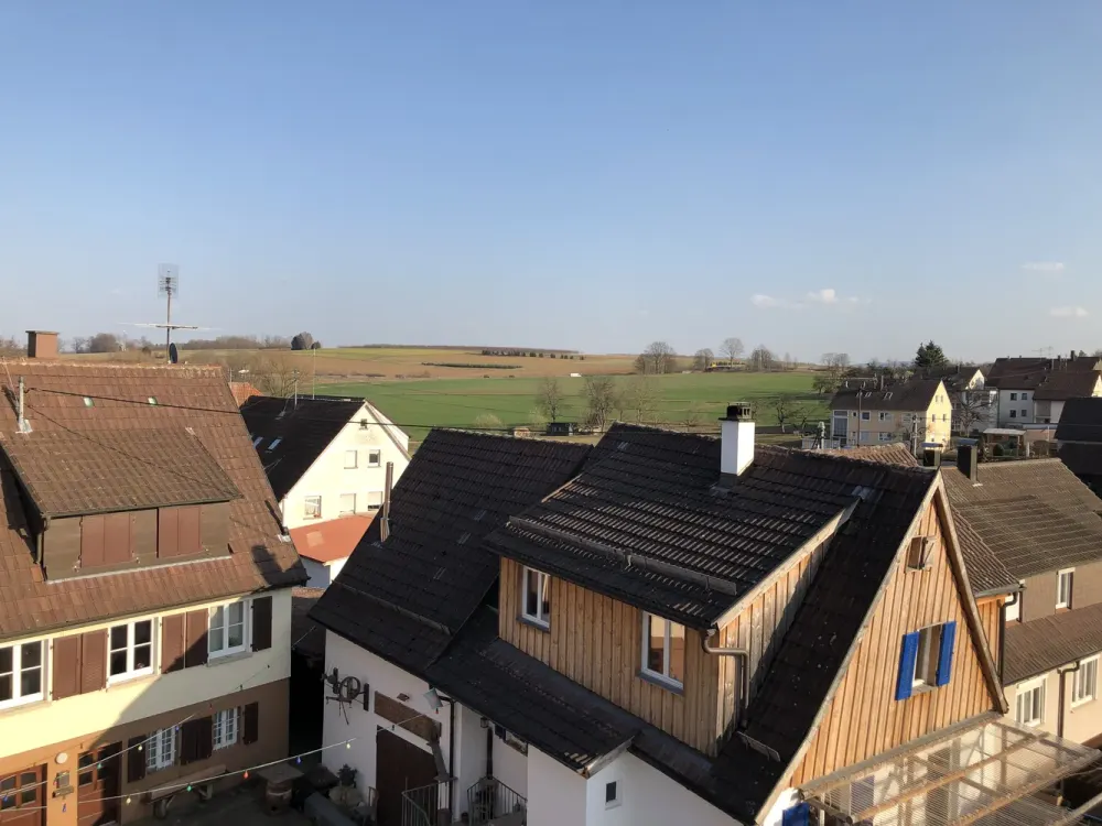 Neuwertige, helle Maisonette mit Garage, Loggia + Balkon