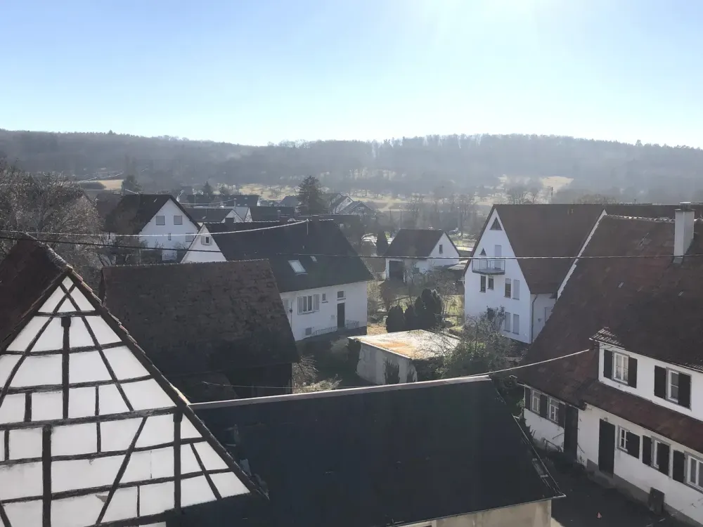 Neuwertige, helle Maisonette mit Garage, Loggia + Balkon