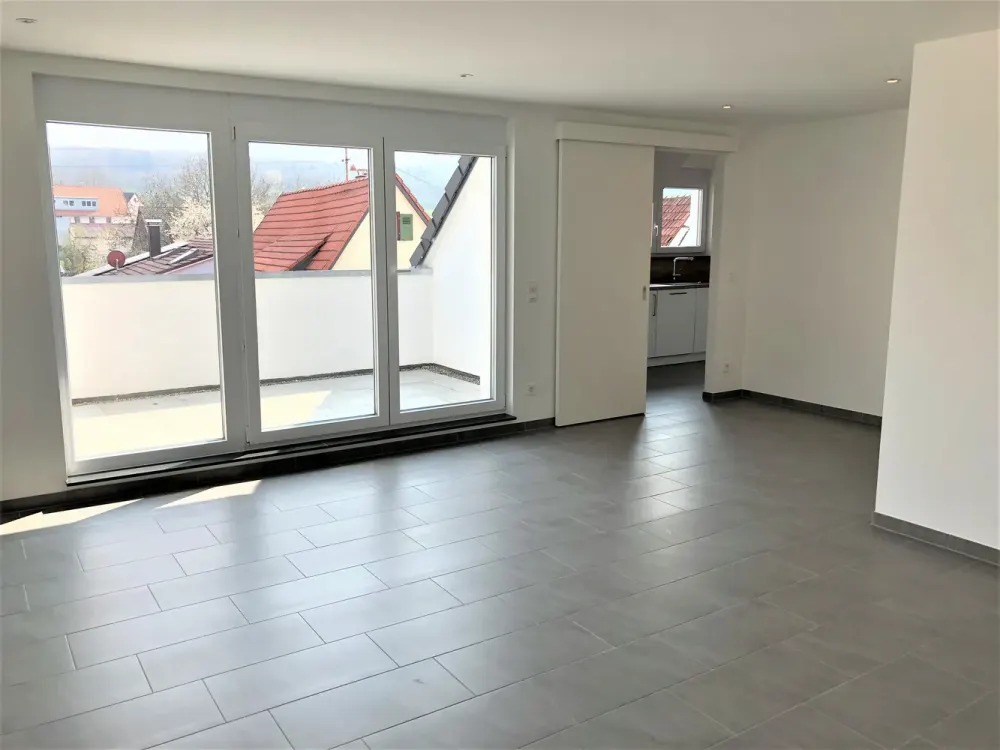 Neuwertige, helle Maisonette mit Garage, Loggia + Balkon