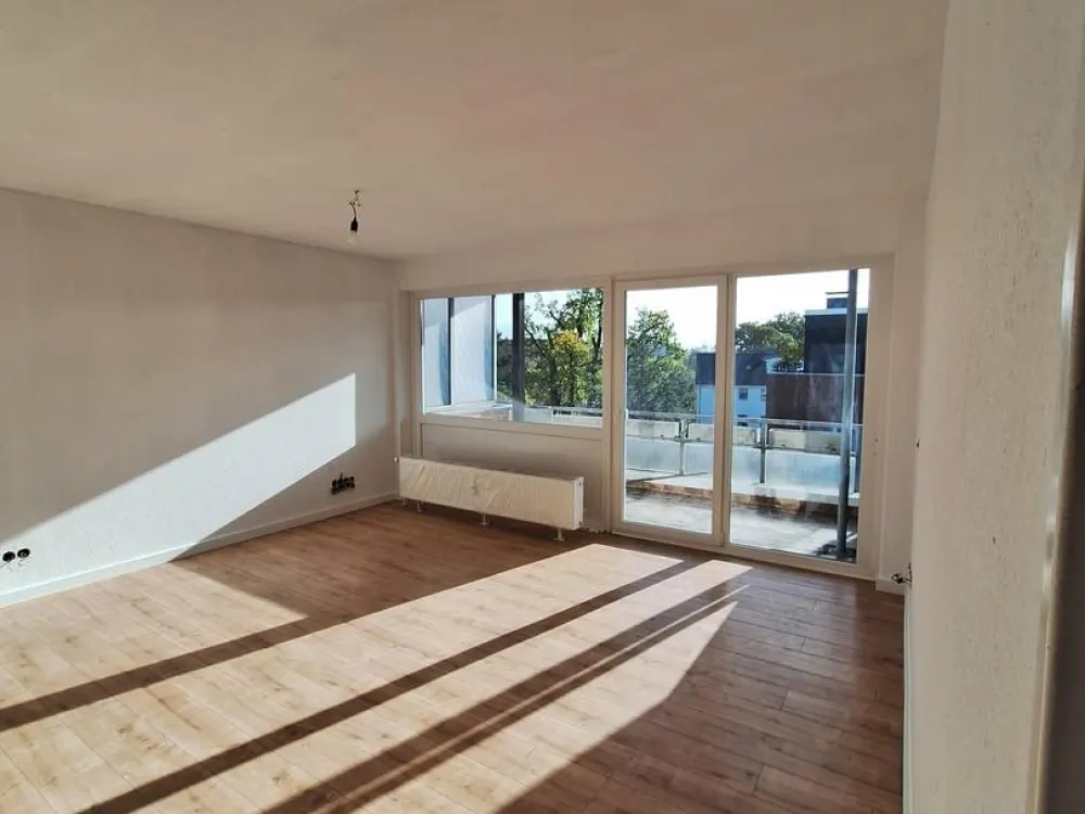 First Occupancy After Renovation - 3-Room Attic Apartment with Large Balcony in Altgarbsen