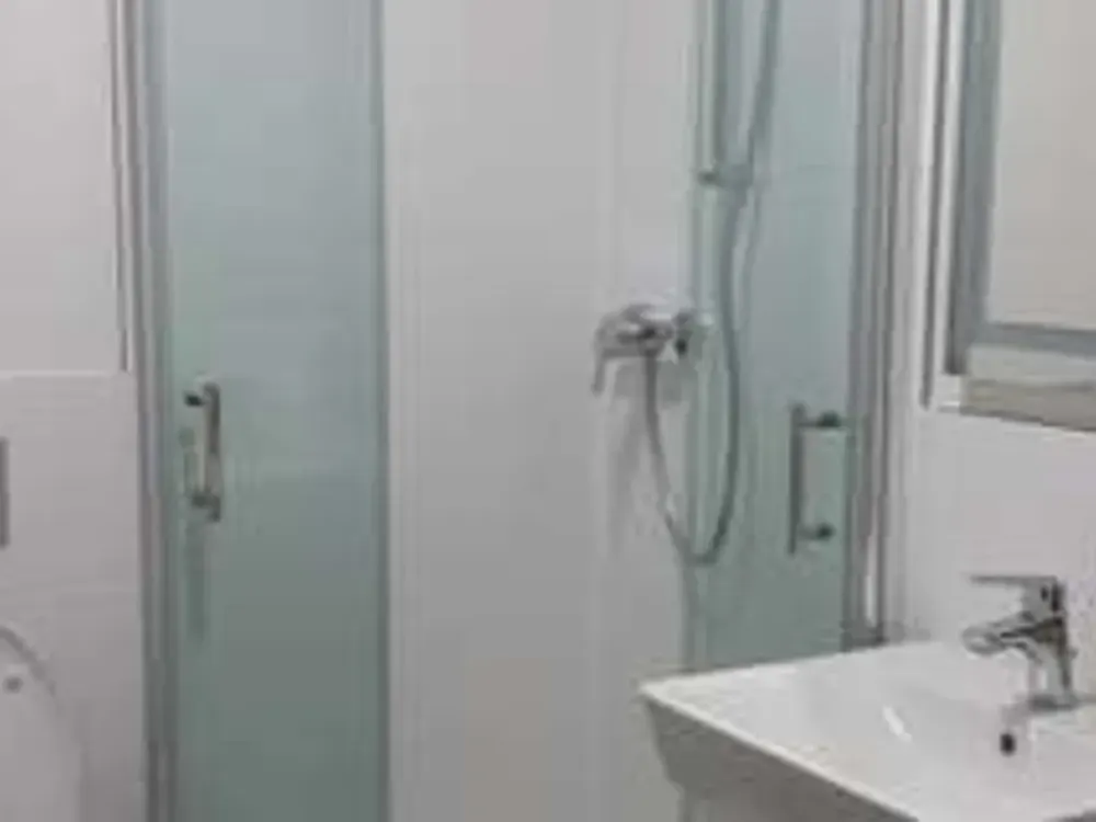 Neu sanierte möblierte Wohnung vorübergehend zu vermieten