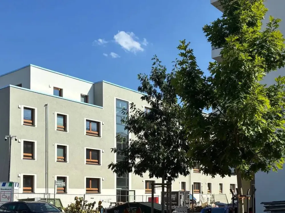 Urban am Waldrand! Erstbezug: 4-Zi-Whg inkl. Einbauküche, Loggia, 2 Bädern und KfW40-Standard