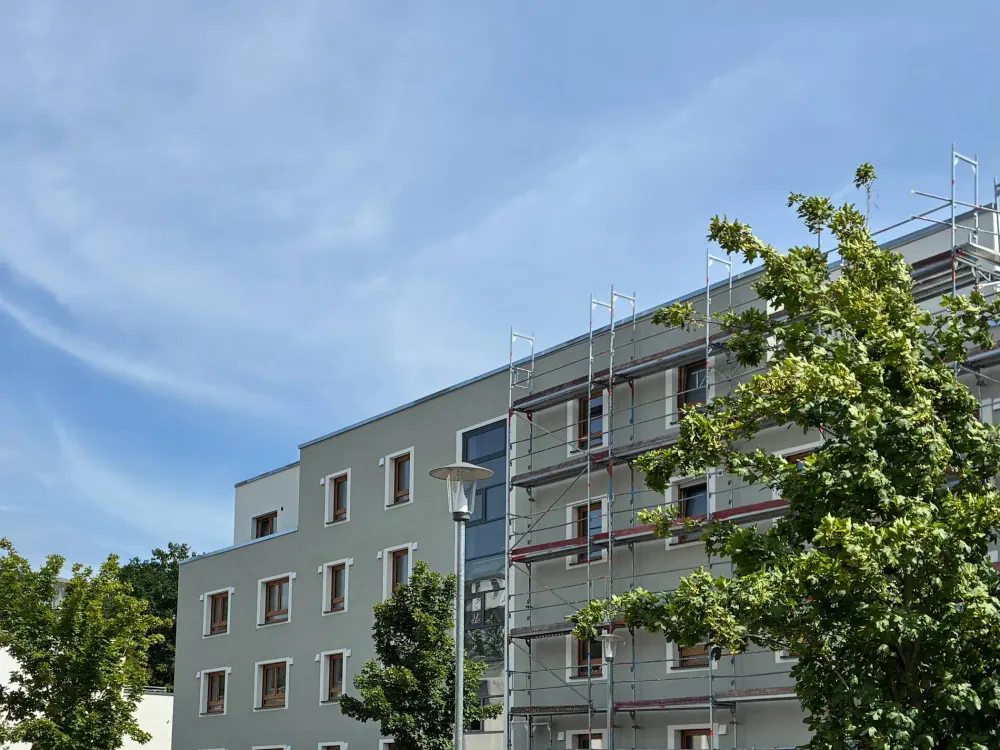 Urban am Waldrand! Erstbezug: 4-Zi-Whg inkl. Einbauküche, Loggia, 2 Bädern und KfW40-Standard