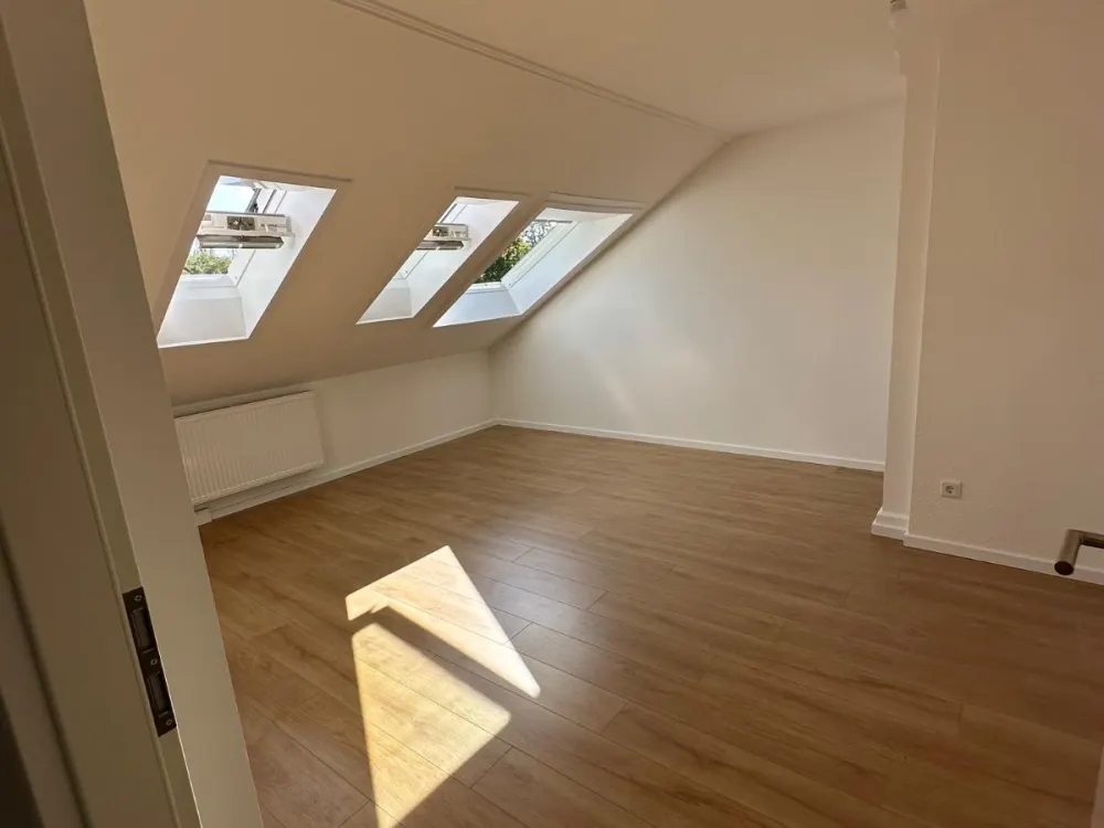 Gemütliche 3-Zimmer Dachgeschosswohnung mit Balkon in der beliebt