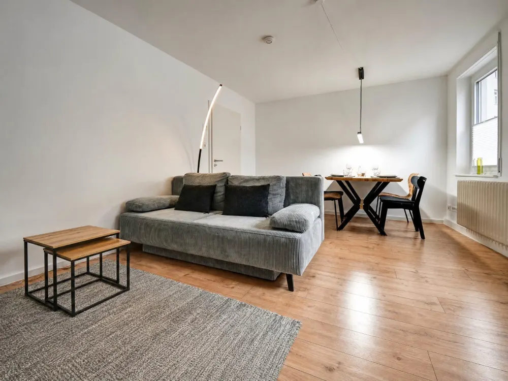 Charmante 2-Zimmer-Wohnung mit Balkon am Hölderlinplatz