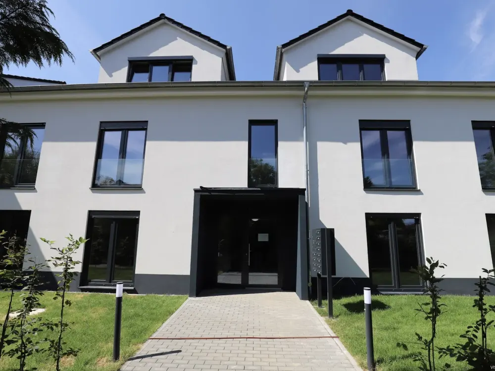 **VISTA Immobilien** Vollmöblierte Dachgeschoss-Wohnung mit Einbauküche