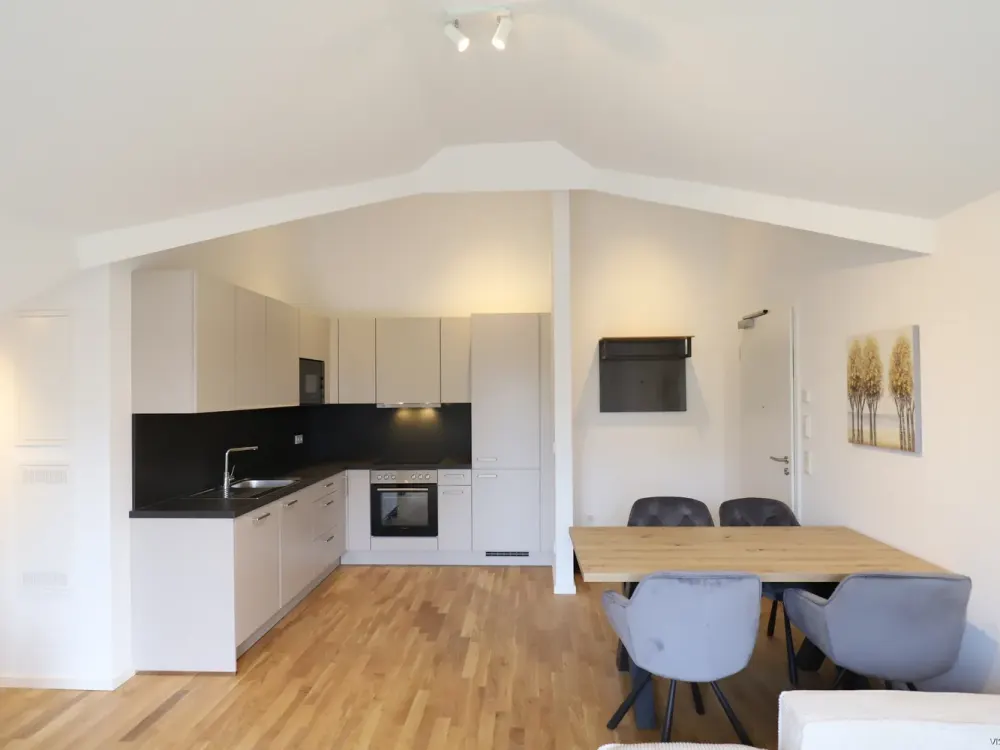 **VISTA Immobilien** Vollmöblierte Dachgeschoss-Wohnung mit Einbauküche
