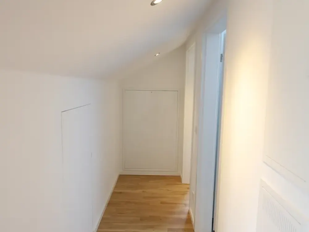 **VISTA Immobilien** Vollmöblierte Dachgeschoss-Wohnung mit Einbauküche