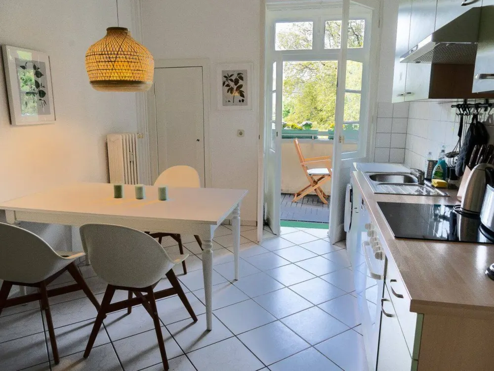 Möblierte, stilvolle 2-Zimmerwohnung mit Loggiablick ins Grüne