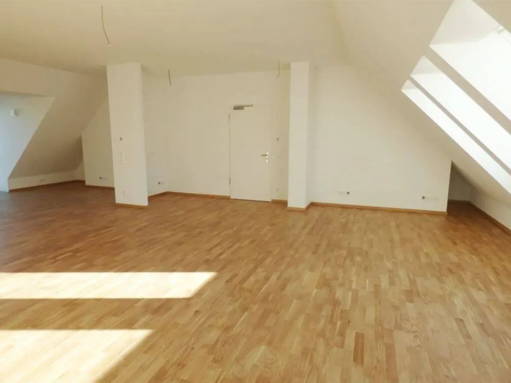 Großzügige 2 Zi. DG-Whg. | Parkett | FBH | Lift | EBK möglich!
