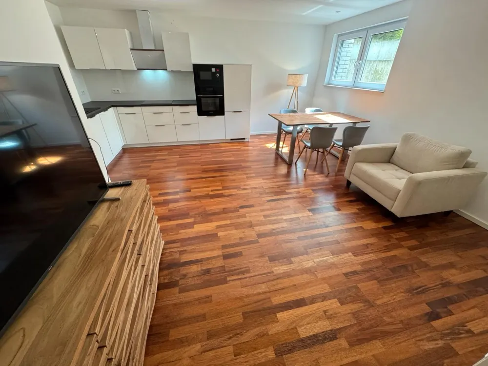 Helle Neubau Wohnung möbliert 90qm mit Terrasse