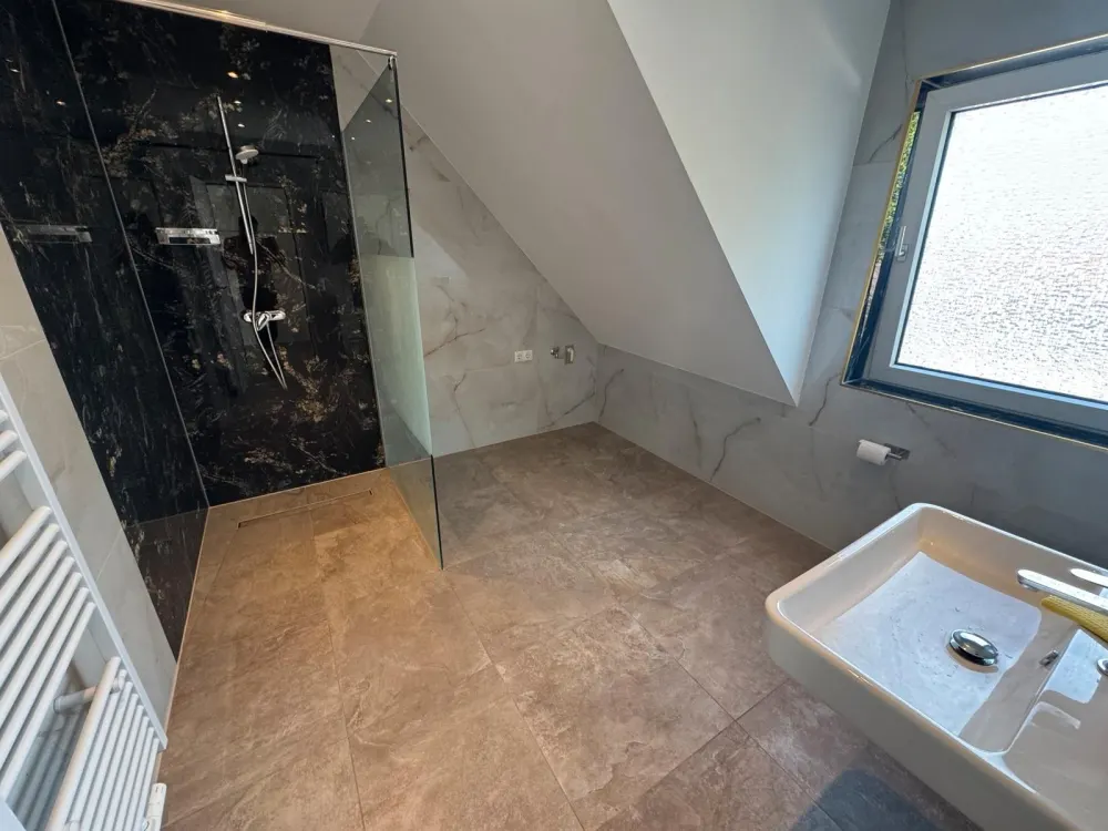 Moderne 2-Zimmer-Wohnung, Erstbezug nach Sanierung mit Balkon