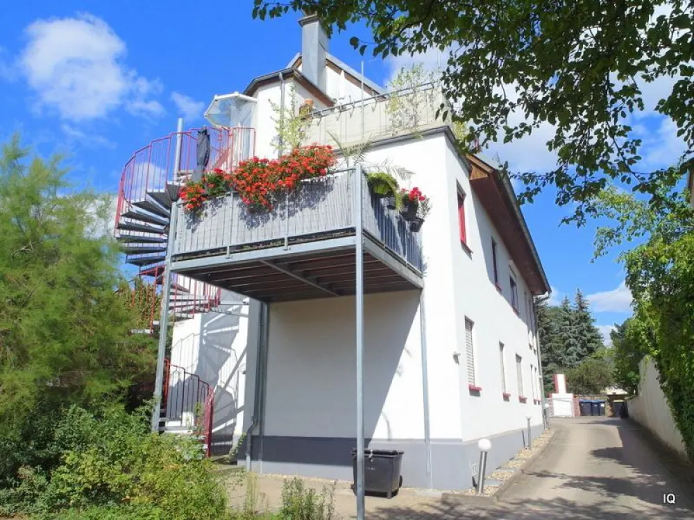 Ab November 2026: Schöne 5-Zimmer-Wohnung mit großem Balkon und hellem Laminatboden in Radebeul-Ost