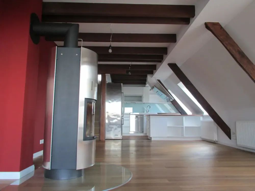 Charmante DG-Wohnung mit großem Balkon - courtagefrei