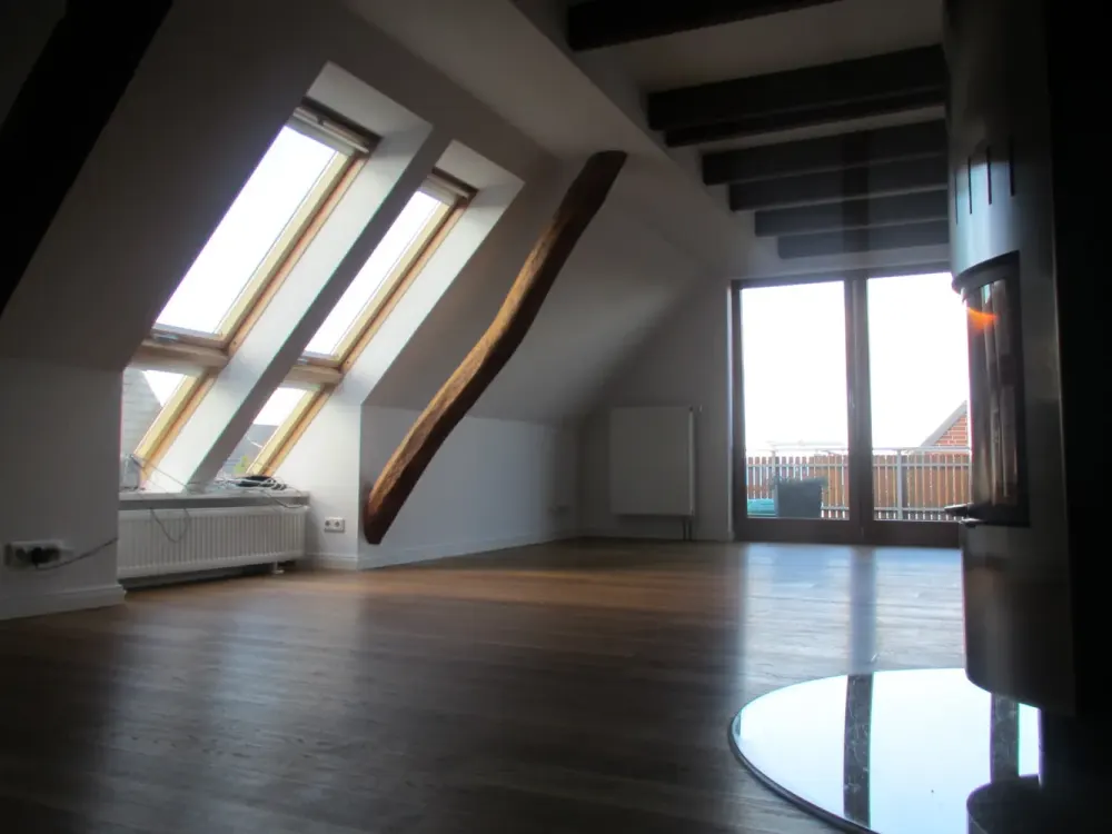 Charmante DG-Wohnung mit großem Balkon - courtagefrei
