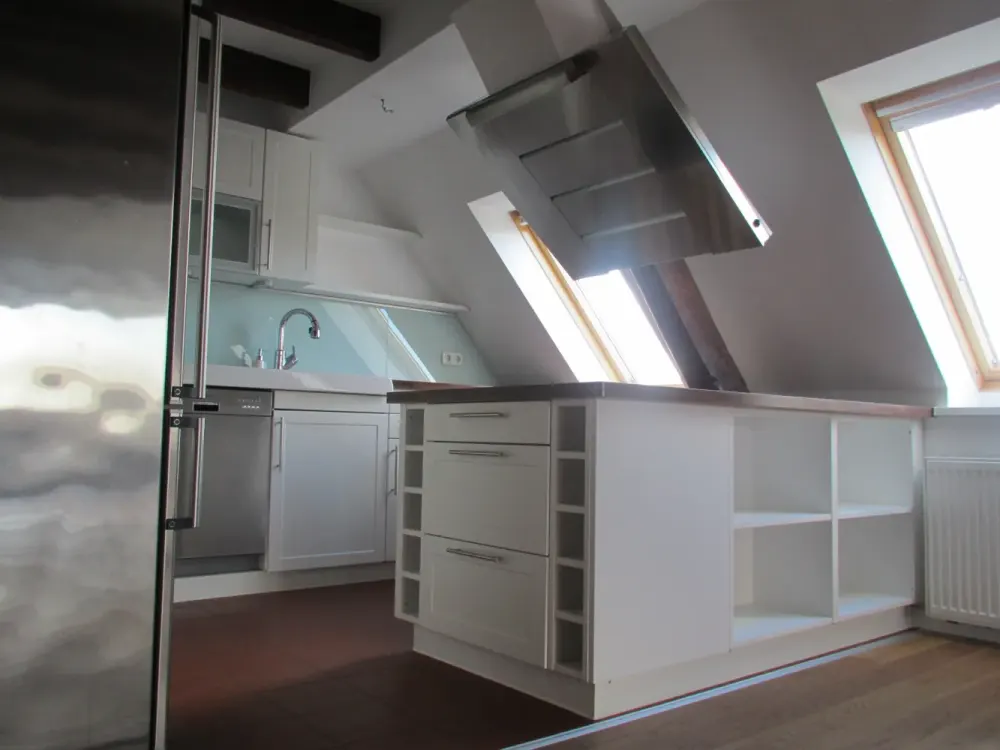 Charmante DG-Wohnung mit großem Balkon - courtagefrei