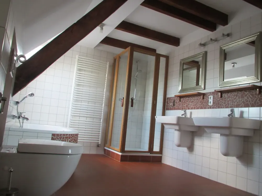 Charmante DG-Wohnung mit großem Balkon - courtagefrei